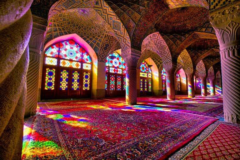 Dünyadaki En Renkli Cami Nasır El Mülk